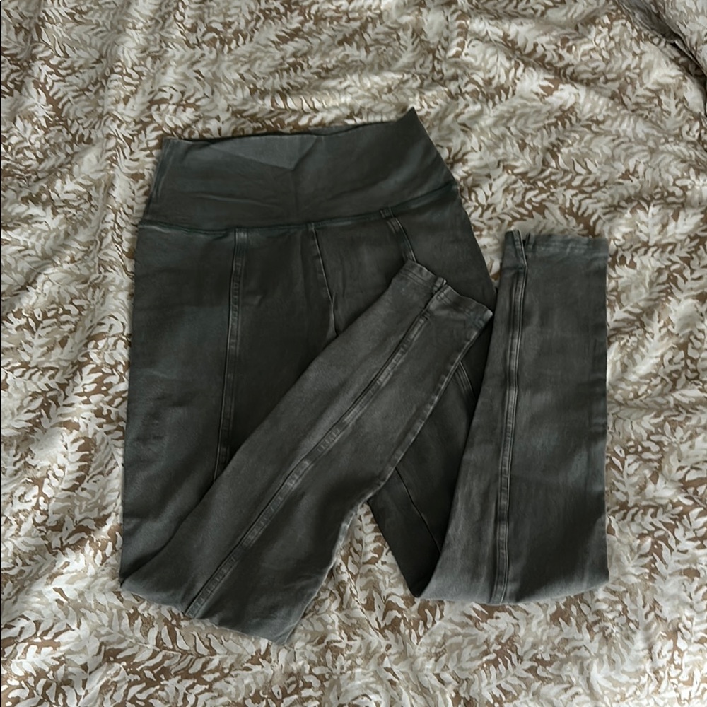 Offline by Aerie - High-Waisted olive green leggings